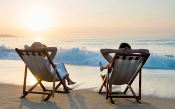 Badeurlaub_Paar_am_Strand_Sonnenstuhl_Pressmind