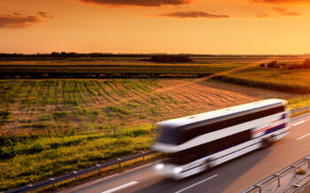 Reisebus auf Autobahn Panthermedia