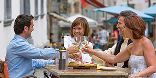 Weltenbummler_Gruppenreisen_Gruppe_beim_Weintrinken