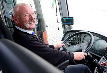 Weltenbummler_Reisebusse_Busfahrer_am_Lenkrad_2017