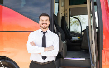 Flusskreuzfahrten_Busfahrer_am_Bus_Pressmind