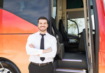 Flusskreuzfahrten_Busfahrer_am_Bus_Pressmind