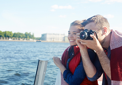 Flusskreuzfahrten_Paerchen_auf_Schiff_Sonnendeck_Pressmind