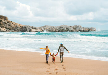 Image_Saisonabschlussreisen_Familie_am_Strand_Herbstlich_Pressmind