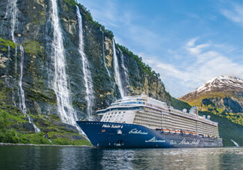 Image_Hochseekreuzfahrten_Mein_Schiff_Mein_Schiff_im_Fjord