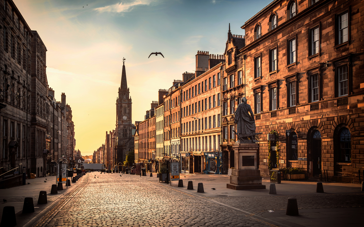 Blick auf die Royal Mile und die Adam-Smith-Statue in Edinburgh