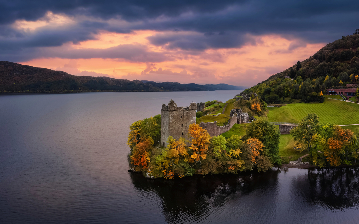 Luftaufnahme des Urquhart Castle am Loch Ness