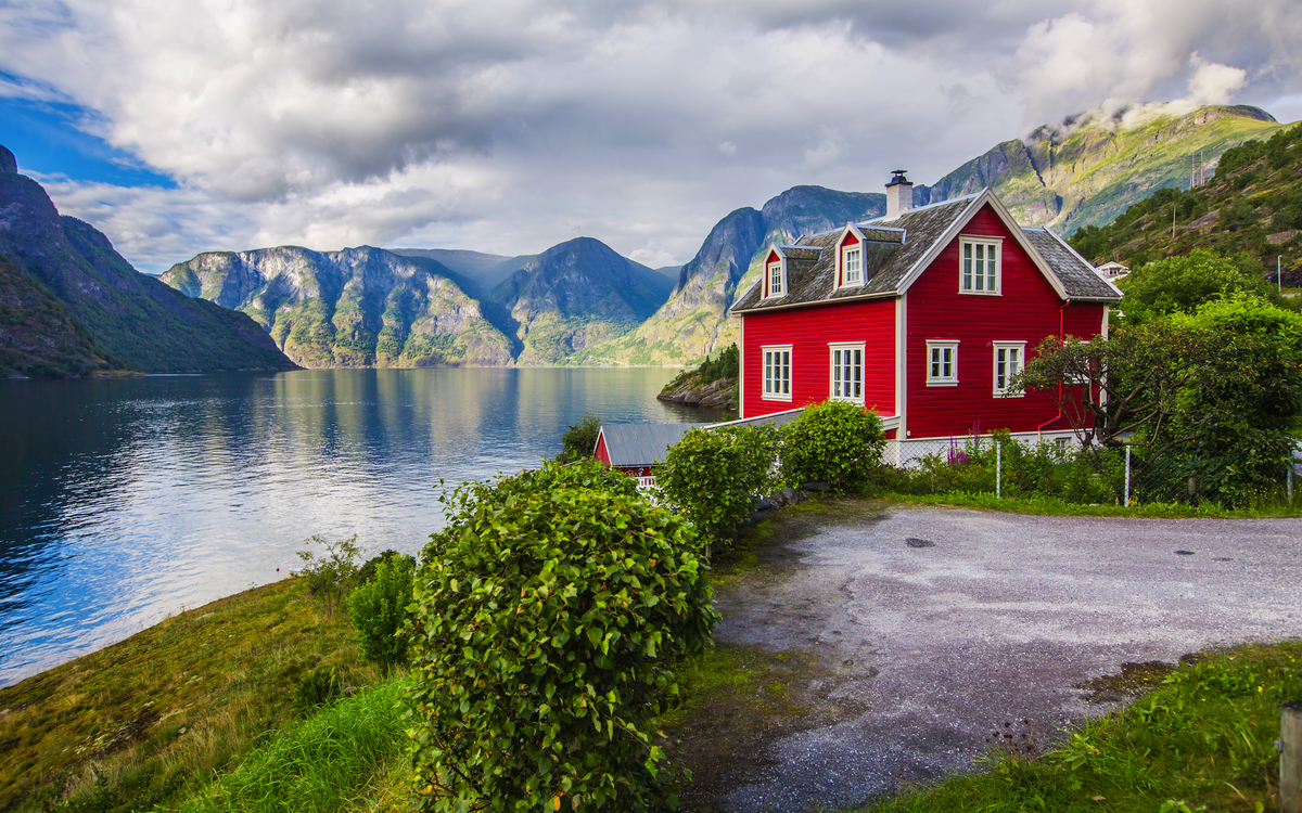 rotes Haus in Olden am Faleidfjord