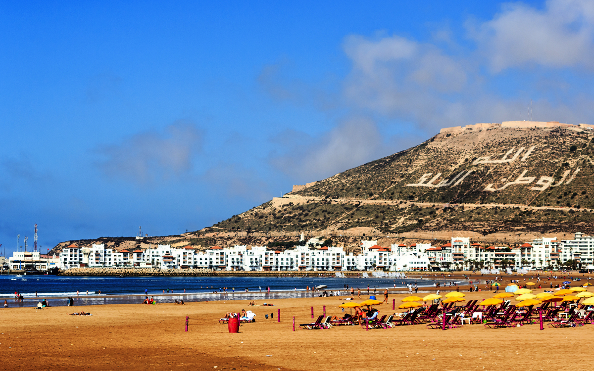 der kilometerlange Strand von Agadir in Marokko