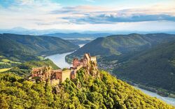 Blick auf die Burgruine Aggstein und die Donau