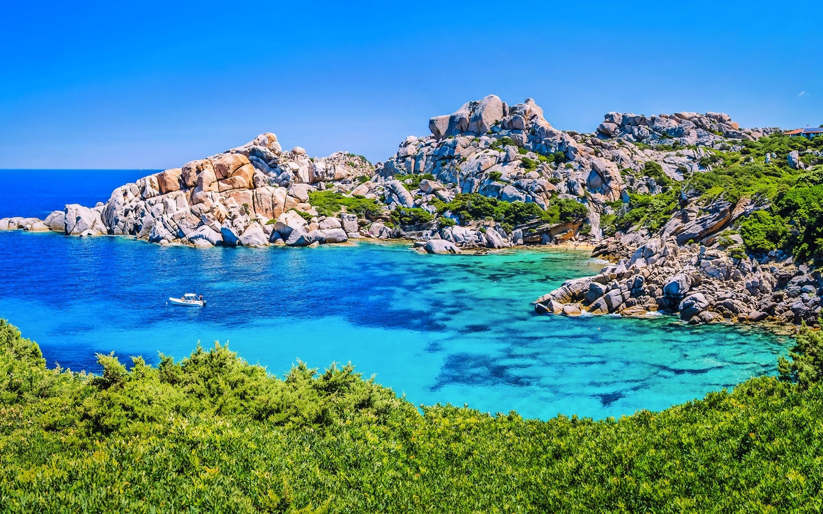 azurblaue Bucht Capo Testa auf Sardinien