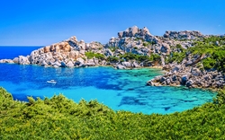 azurblaue Bucht Capo Testa auf Sardinien