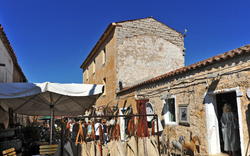 Sardisches Kunsthandwerk auf dem Markt von San Pantaleo