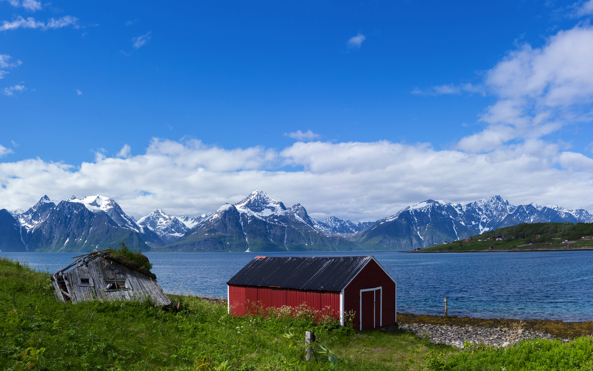 Lyngen Alps Berge und Bootshäuser auf Lyngenfjord Norwegen