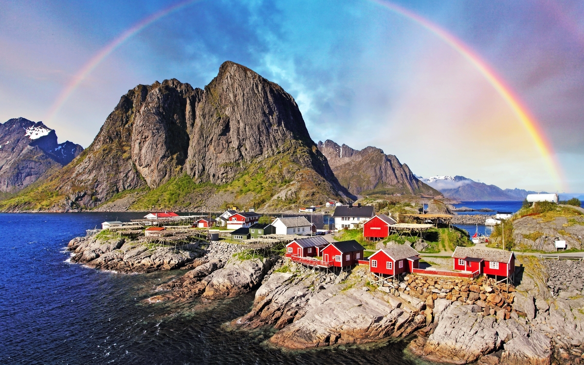 Norwegischen Fischerdorf Hütten mit Regenbogen, Lofoten