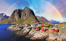 Norwegischen Fischerdorf Hütten mit Regenbogen, Lofoten