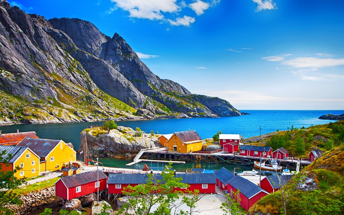 Nusfjord ist ein traditionelles altes Fischerdorf auf den Lofoten-Inseln