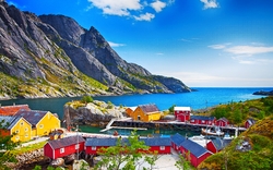 Nusfjord ist ein traditionelles altes Fischerdorf auf den Lofoten-Inseln