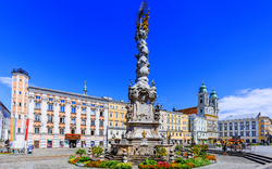Dreifaltigkeitssäule auf dem Hauptplatz von Linz in Österreich
