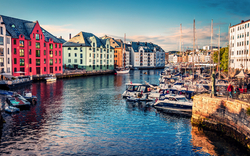 Hafenstadt Alesund am Eingang zum Geirangerfjord