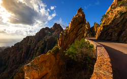 Berühmte Straße durch Calanches de Piana bei Sonnenuntergang im Sommer