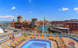 Fähre im Hafen von Livorno, kurz vor der Abfahrt zum korsischen Hafen von Bastia