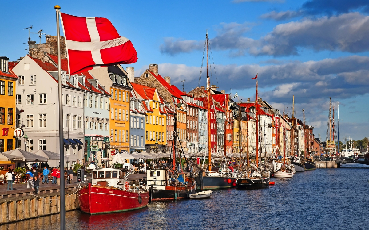 Kopenhagen (Nyhavn-Bezirk) an einem sonnigen Sommertag