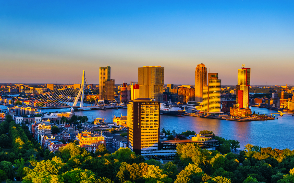 Skyline von Rotterdam mit der Erasmus-Brücke, Niederlande