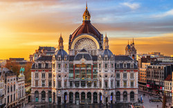 belgisches Stadtbild am Hauptbahnhof von Antwerpen