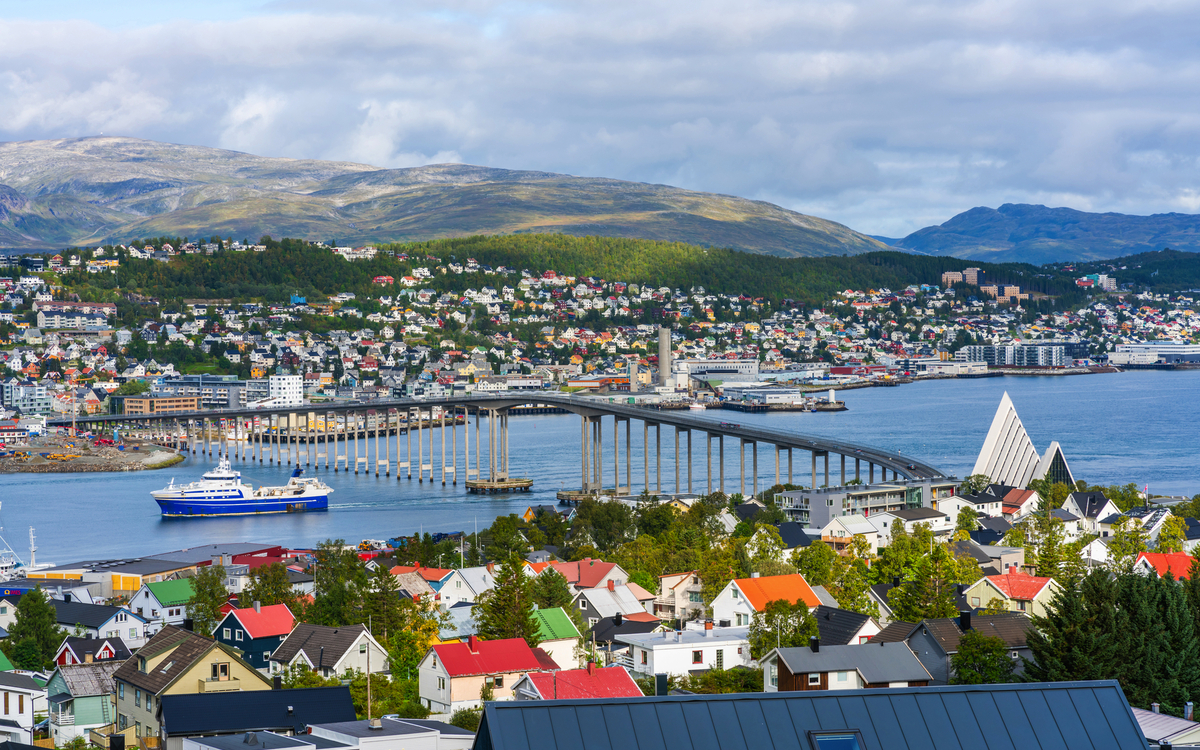 Blick von Tromsø auf der Insel Tromsoya, die durch die Tromsø-Brücke mit Tromsdalen auf dem Festland verbunden ist