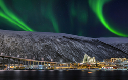 Tromsos Eismeerkathedrale mit Nordlichtern