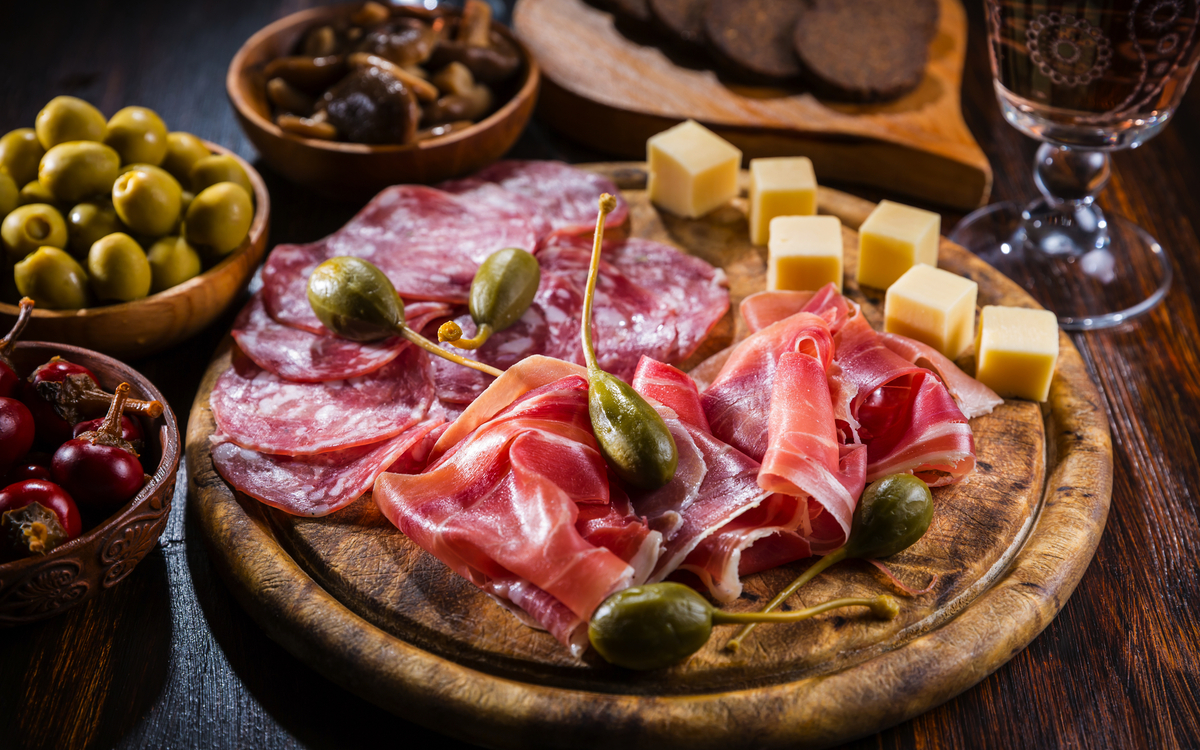 Serrano Schinkenteller mit verschiedenen Vorspeisen