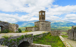 Uhrturm in der Burg von Gjirokastra in Albanien.,