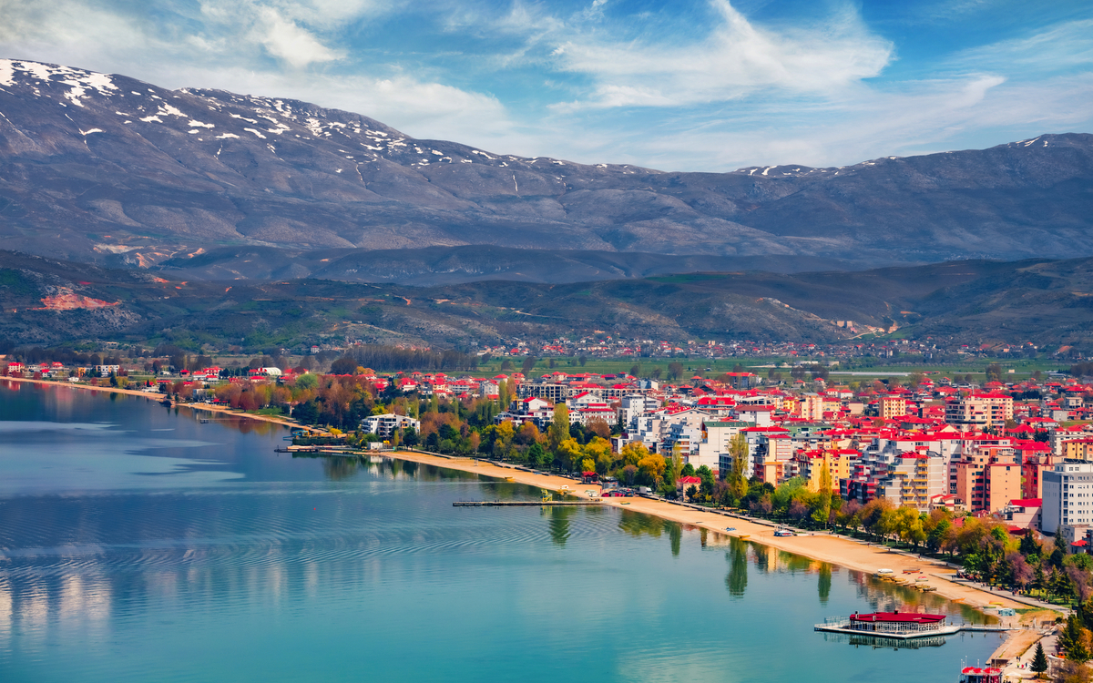 Unglaubliches Frühlingsstadtbild der Stadt Pogradec. Wunderbare Außenansicht des Ohridsees. Spektakuläre Morgenansicht von Albanien,Europa. Hintergrund des Reisekonzepts..,