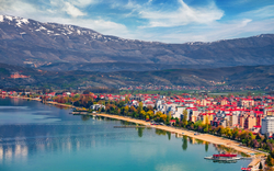 Unglaubliches Frühlingsstadtbild der Stadt Pogradec. Wunderbare Außenansicht des Ohridsees. Spektakuläre Morgenansicht von Albanien,Europa. Hintergrund des Reisekonzepts..,
