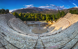 das antike Theater von Epidaurus (oder Epidauros) in der Region Argolis auf der Peloponnes, Griechenland
