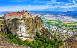Blick auf ein Kloster bei Meteora