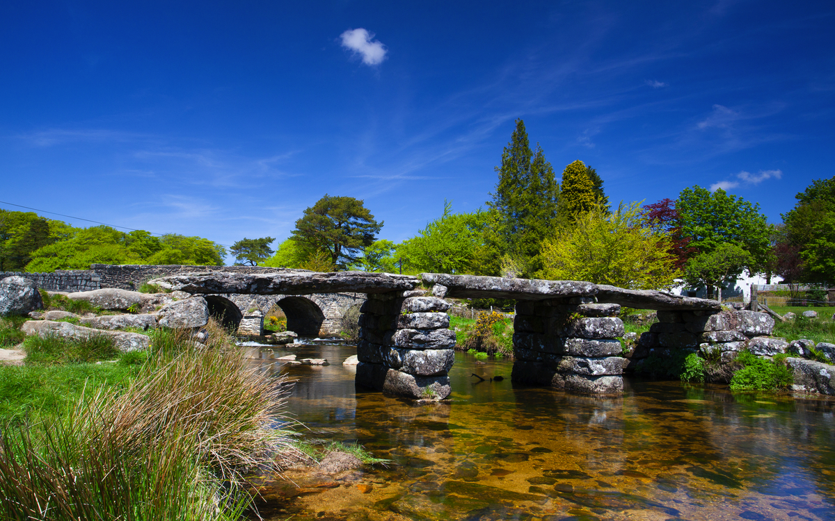 alte Klapperbrücke bei Postbridges in Devon