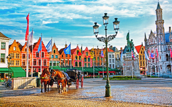 Pferdekutschen auf dem Grote Markt in der mittelalterlichen Stadt Brügge am Morgen