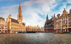 Brüssel - Panorama des Grand Place bei Sonnenaufgang