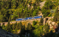 blauer Zahnradzug im Pyrenäental Vall de Núria