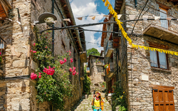 Pilgerin wandert auf einem Wanderweg durch die alte mittelalterliche Stadt Queralbs