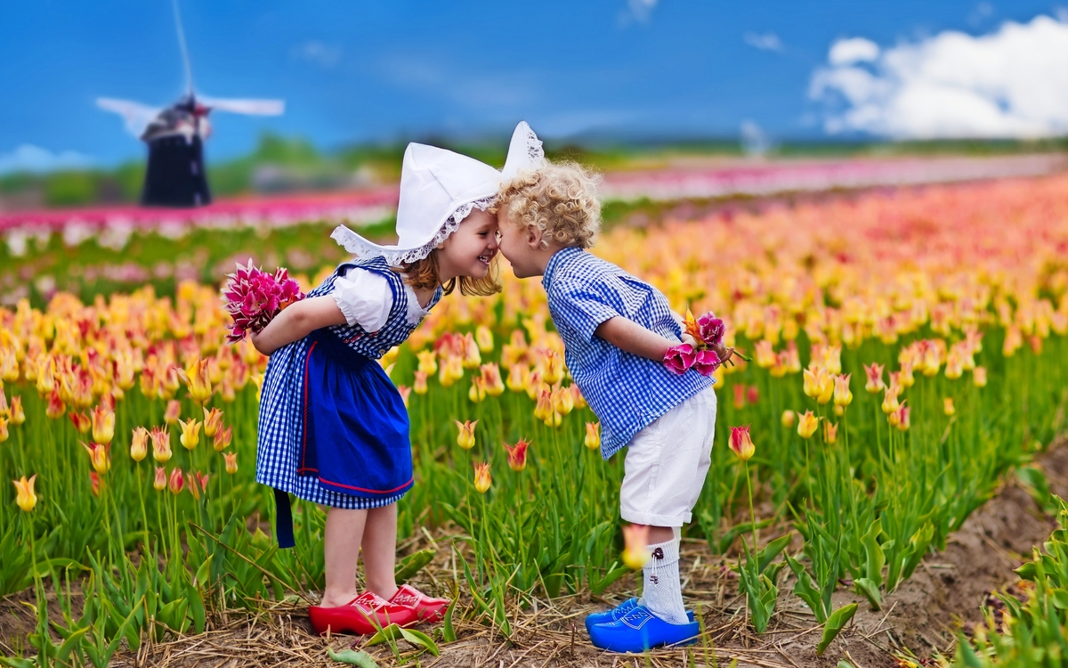 Niederländische Kinder in Tulpenfeld