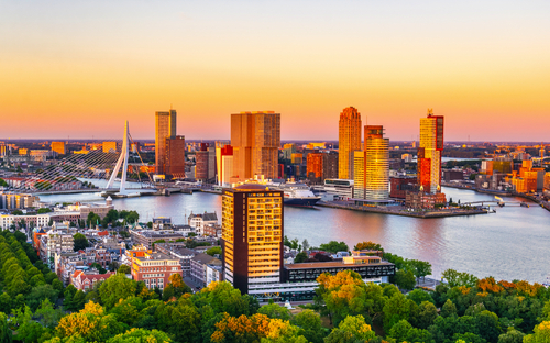 Luftaufnahme der Erasmusbrücke und der Skyline von Rotterdam bei Sonnenuntergang