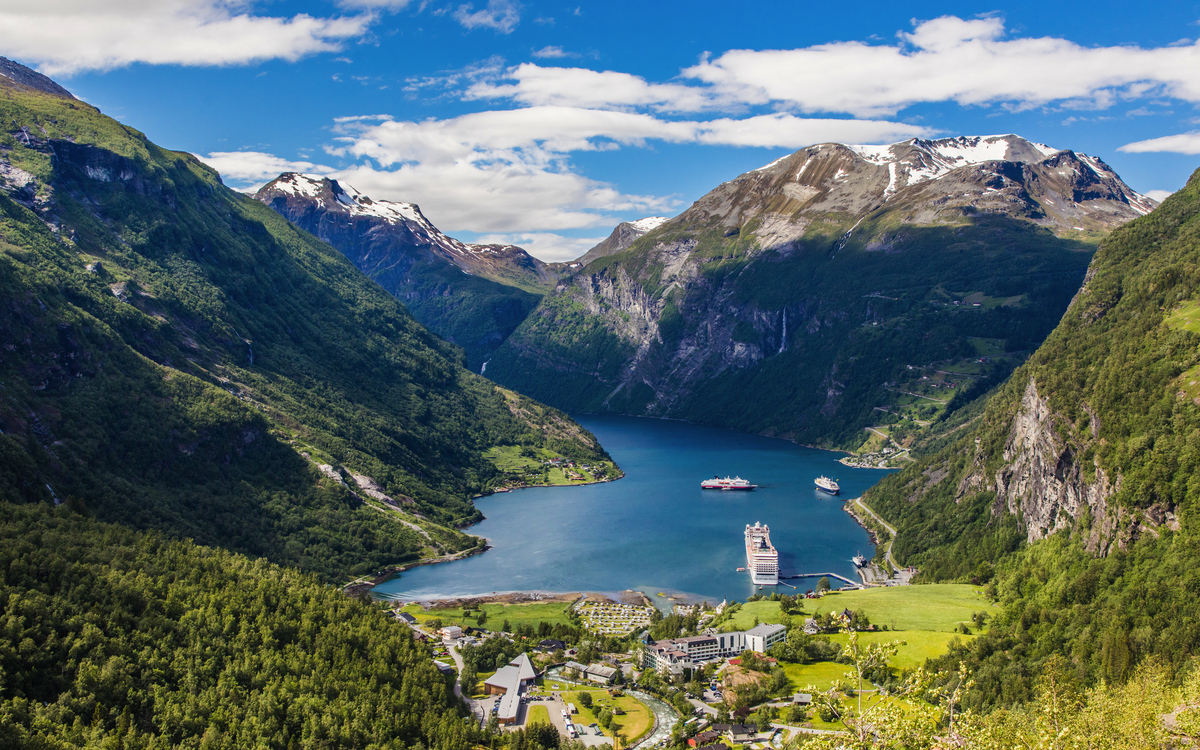 Blick vom Berg Dalsnibba auf den Geirangerfjord