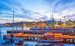 Oslo-Hafen mit Booten und Yachten in der Dämmerung