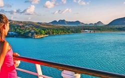 Kreuzfahrt-Touristen-Frau Karibik Reise Urlaub Banner. Panoramische Ernte des Mädchens Sonnenuntergangansicht von der Bootsplattform genießend, die Hafen von Basseterre, St. Lucia, Tropeninsel verlässt.