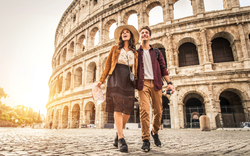 Paar vor dem Kolosseum in Rom