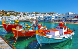 Hafen von Mykonos mit alten Fischerbooten