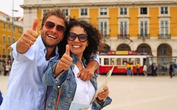 Junges Paar Touristen am Feiertag in Europa in Lissabon